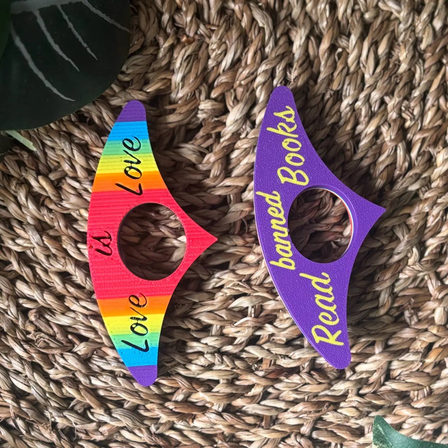 Thumbholder – Love Is Love - Pageholder - The Dark Rose Emporium